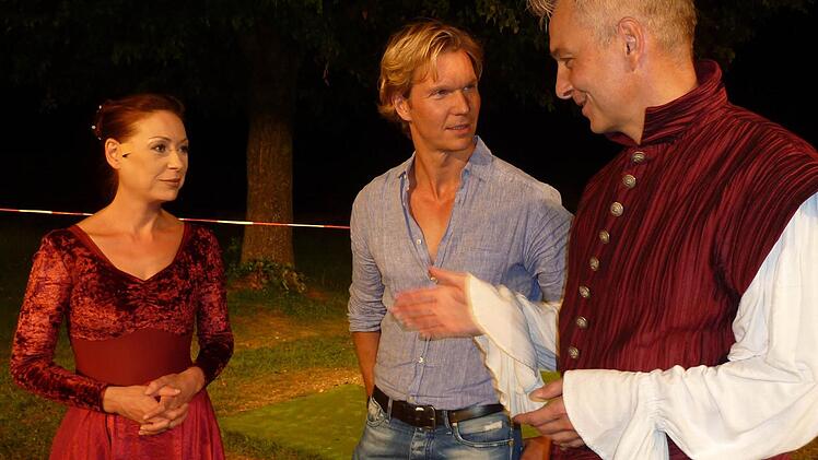 Uli Scherbel (Mitte) wirkt kommende Saison bei den Faust-Festspielen mit, die er heuer besucht hat und dabei mit Intendant Daniel Leistner (rechts) und Schauspielerin sowie Regisseurin Heidemarie Wellmann (links) ins Gespräch gekommen ist. Foto: Archiv