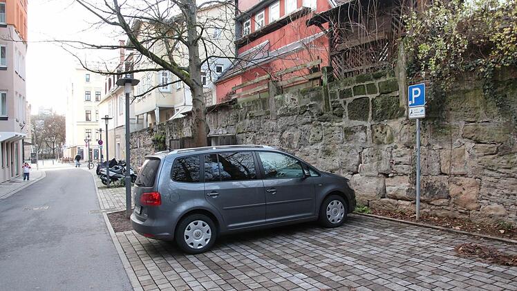 Deshalb soll hier, gegenüber der Ausfahrt der Albertinum-Tiefgarage, eine weitere Stromzapfstelle installiert werden. Foto: Simone Bastian