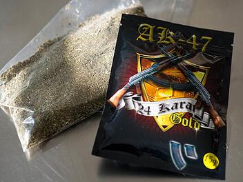 So sehen die im Internet angebotenen Kräutermischungen aus. Die Wirkung bei jugendlichen Rauchern ist verheerend. Foto: Christoph Schmidt/dpa