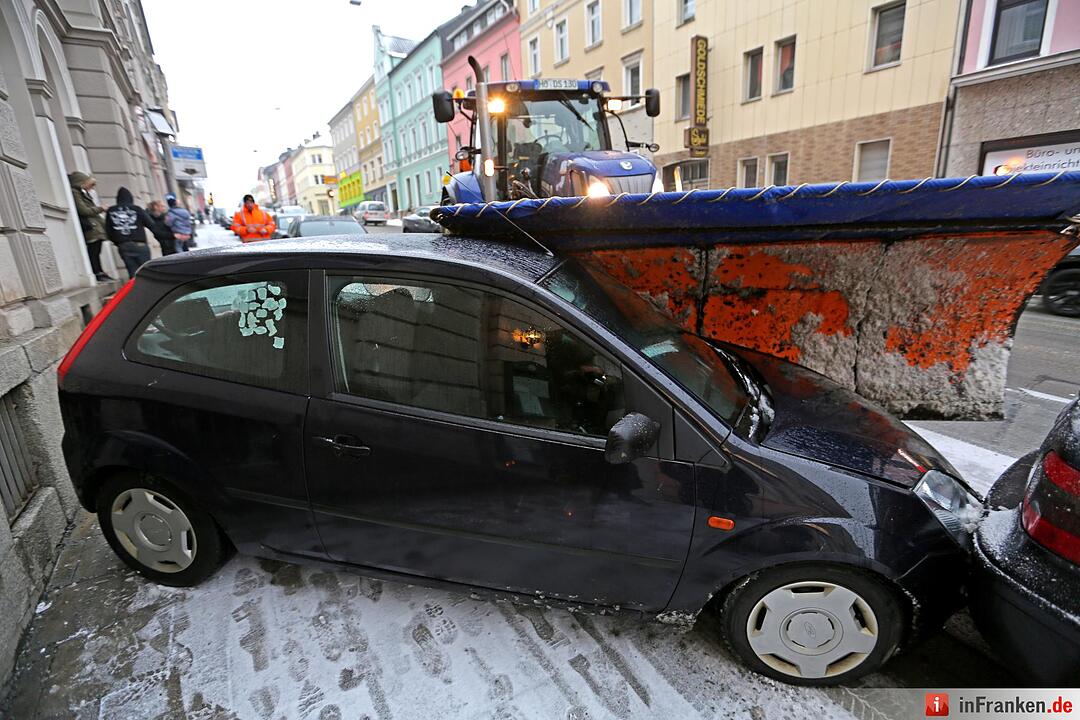 Hof: Schneepflug rammt geparkte Autos