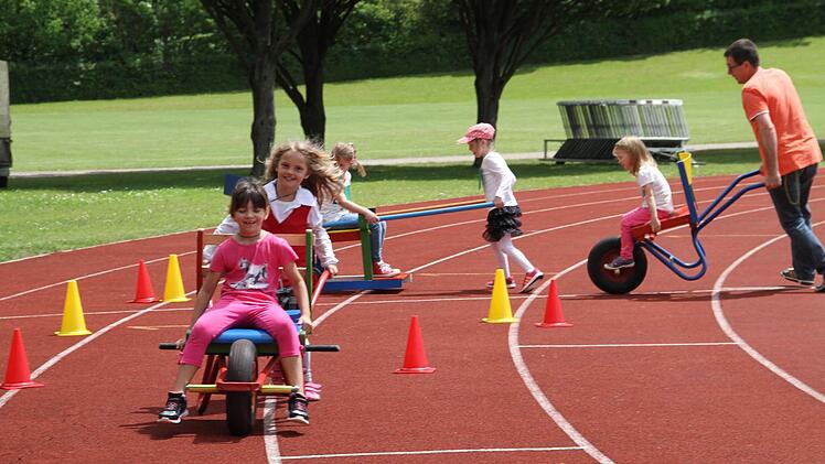 Das Schubkarrenrennen war der buchstäbliche Renner. Foto: Gerda Völk