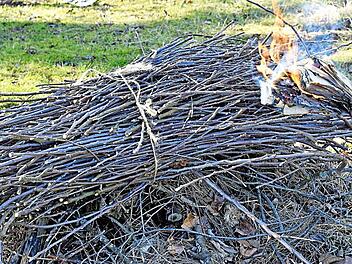 Das Umweltministerium greift wegen der sauberen Luft durch: Ab sofort ist das Verbrennen holziger Abfälle innerhalb geschlossener Ortschaften (wie auf diesem Symbolbild angedeutet) auch in der Gemeinde Theres verboten. Foto: Ulrike Langer