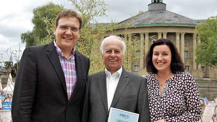 Ehrenvorsitzender Alfred Wacker (76, Mitte) wird vom CSU-Ortsvorsitzenden Steffen Hörtler und von der Parlamentarischen Staatssekretärin Dorothee Bär zu seiner Ernennung beglückwünscht. Foto: Sigismund von Dobschütz