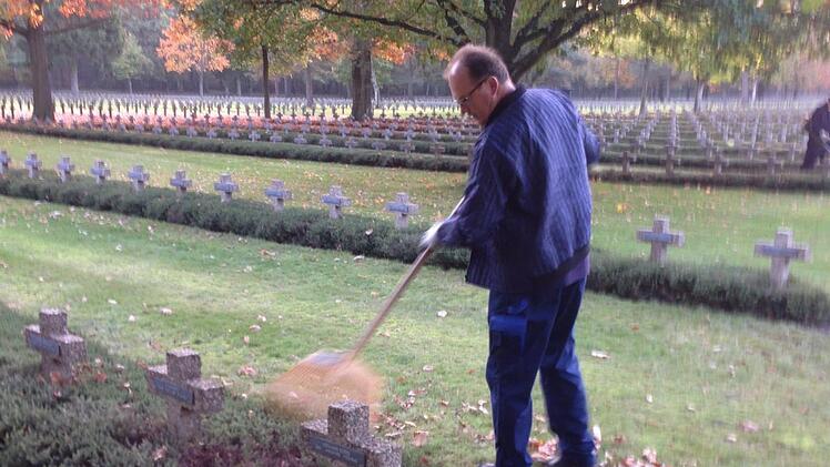 Herbert Schleier beim Säubern der Heidepflanzen, die zwischen den Grabsteinen gepflanzt sind. Foto: Paul Ziegler