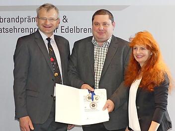 Der Vorsitzende des fränkischen Kleinbrennerverbandes Hubert Fröhlich (von links) überreicht Holger Schulz von der Edelobstbrennerei in Neuses die Urkunde - mit auf dem Bild die Geschäftsführerin des fränkischen Kleinbrennerverbandes, Andrea Baetz. Foto: privat