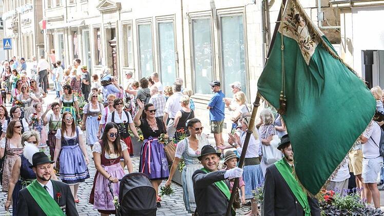 Vom Marktplatz aus machten sich die Kronacher Schützen und ihre Gäste auf den Weg zur Hofwiese. Foto: Barbara Herbst