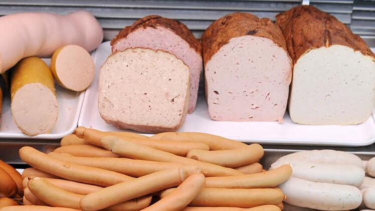 Foodwatch vermutet, dass billiges Fleisch auch in Wurst landet.  Symbolbild: dpa