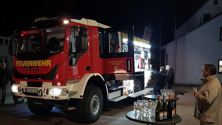 Vor dem Gerätehaus in Steinwiesen  erfolgte der offizielle Empfang durch Bürgermeister, Gemeinderat und  Kameraden der Feuerwehr.Kerstin May