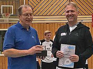 Mit dem Ehrenamtspreis des Bayerischen Handball-Verbands wurde Hans Borchert (rechts) ausgezeichnet. Den Preis und die Ehrenurkunde überreichte der Bezirksvorsitzende Klaus-Dieter Sahrmann. Foto: Klaus Gagel