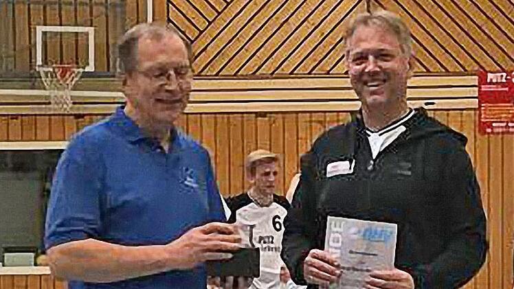 Mit dem Ehrenamtspreis des Bayerischen Handball-Verbands wurde Hans Borchert (rechts) ausgezeichnet. Den Preis und die Ehrenurkunde überreichte der Bezirksvorsitzende Klaus-Dieter Sahrmann. Foto: Klaus Gagel