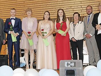 Die vier Schulbesten mit Gratulanten (von links): OB Rebhan, Sven Geßner, Marie Sophie Düßel,Elena Bernhardt, Isabell Reisenweber, Elvira Falk vom Förderverein, Landrat Sebastian Straubel sowie Schulleiterin Sabine Hoffmann. Foto: Manja von Nida