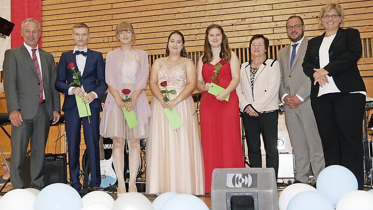 Die vier Schulbesten mit Gratulanten (von links): OB Rebhan, Sven Geßner, Marie Sophie Düßel,Elena Bernhardt, Isabell Reisenweber, Elvira Falk vom Förderverein, Landrat Sebastian Straubel sowie Schulleiterin Sabine Hoffmann. Foto: Manja von Nida