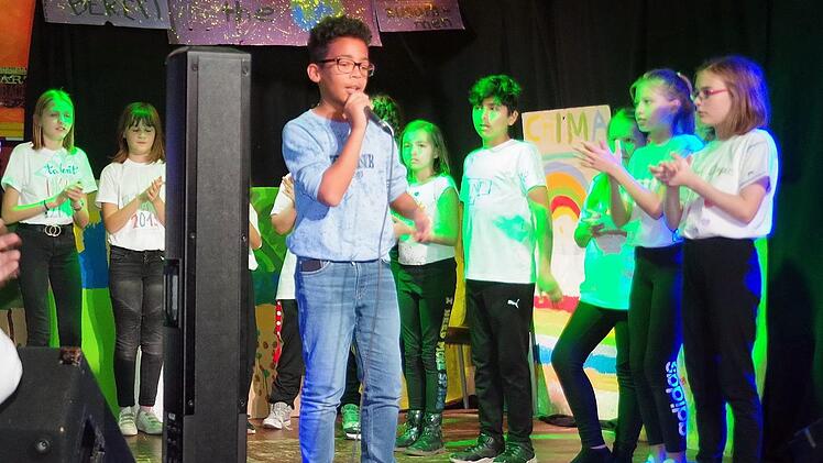 Mit viel Selbstbewusstsein stimmten die Kinder ihren "Mutig sein"-Rap an.Heike Schülein
