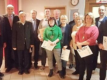 Ehrungen beim ATSV Gehülz. Von links Hans Simon (Ehrenamtsbeauftragter ATSV), Karl H. Fick (BLSV Ehrenkreisvorsitzender), Lothar Biesenecker ATSV Ehrenvorsitzender), Alfons Rauh, Bernd Fischer, Marga Fritsch, Herbert Graf, Ellen Fiedler, Günther Biesenecker, Elisabeth Barnickel, Nadja Stöcker, Jörg Stöcker (1.Vorsitzender ATSV), Patrick Barnickel.  Foto: K.- H. Hofmann