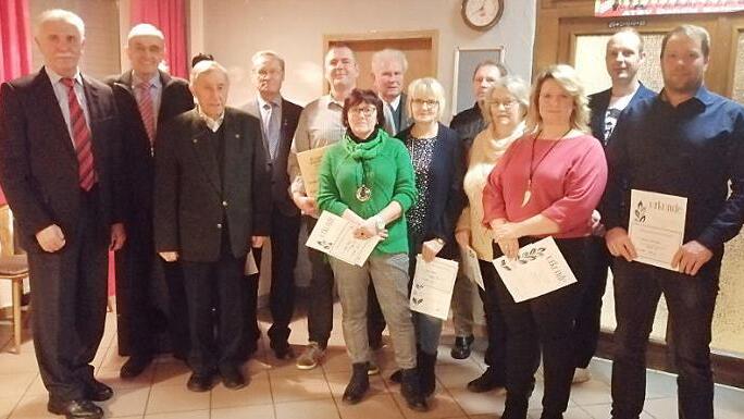 Ehrungen beim ATSV Gehülz. Von links Hans Simon (Ehrenamtsbeauftragter ATSV), Karl H. Fick (BLSV Ehrenkreisvorsitzender), Lothar Biesenecker ATSV Ehrenvorsitzender), Alfons Rauh, Bernd Fischer, Marga Fritsch, Herbert Graf, Ellen Fiedler, Günther Biesenecker, Elisabeth Barnickel, Nadja Stöcker, Jörg Stöcker (1.Vorsitzender ATSV), Patrick Barnickel.  Foto: K.- H. Hofmann
