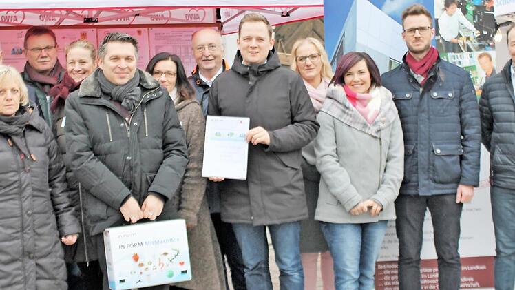 Die Stadt Bad Rodach und der Awo-Kreisverband Coburg freuen sich über die Anerkennung als Pilotkommune für das Projekt "Im Alter in Form": von links Carmen Kühn (Medical Park), Seniorenbeauftragter Herbert Müller, Uwe Schmidt von der Stadt Bad Rodach, Steffi Kowol vom Stadtmarketing, Awo-Geschäftsführer Carsten Höllein, Nicole Voigt, Leiterin des Awo-Mehrgenerationenhauses, Awo-Kreisvorsitzender Hubert Joppich, Bürgermeister Tobias Ehrlicher, die stellvertretende Leiterin des Seniorenzentrums...