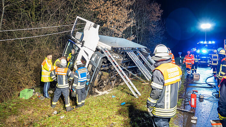 Von Windb&ouml;e erfasst - Lkw kippt auf A73 um