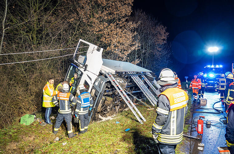 A73 im Kreis Bamberg: Wind "bläst" Salat-Lkw von der A73- Fahrer wird eingeklemmt