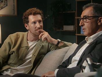 Moderator Louis Klamroth (links) begrüßte in der Premierenausgabe von "Press Play" den Grünen-Politiker Cem Özdemir.