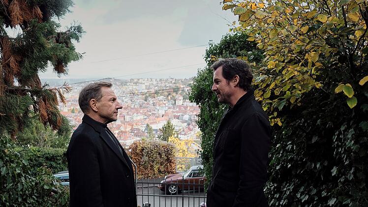 Schöne Stadt, traurige Leben: Sebastian Bootz (Felix Klare, rechts) und Thorsten Lannert (Richy Müller) diskutieren vor Stuttgarter Ansichten über die Einsamkeit der Jungen.