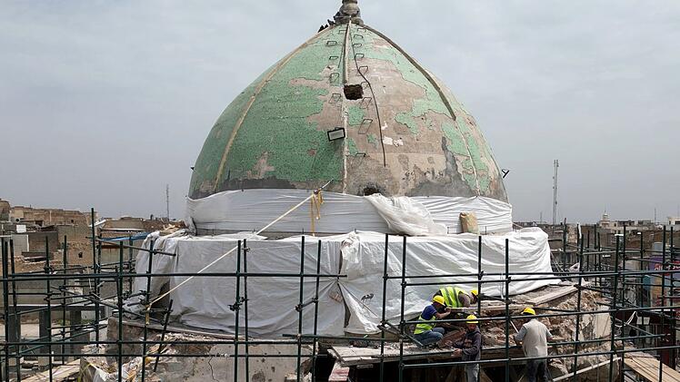 Renaissance der jahrhundertealten Architektur und Kunst: Die Kuppel der Gro&szlig;en Al-Nuri-Moschee wird von irakischen Handwerkern restauriert, die daf&uuml;r traditionelle Handwerkskunst und Werkstoffe wiederbeleben m&uuml;ssen.
