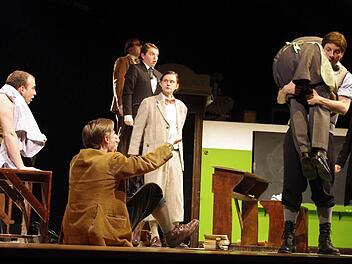 Das Altonaer Theater verzauberte beim Komödien-Klassiker "Die Feuerzangenbowle" ihr Kronacher Publikum mit viel Witz und Charme. (Ulrich Meyer-Horsch - alias Dr. Johannes Pfeiffer - ist der Herr mit der orangen Fliege) Fotos: Schülein