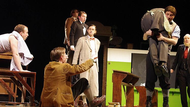 Das Altonaer Theater verzauberte beim Komödien-Klassiker "Die Feuerzangenbowle" ihr Kronacher Publikum mit viel Witz und Charme. (Ulrich Meyer-Horsch - alias Dr. Johannes Pfeiffer - ist der Herr mit der orangen Fliege) Fotos: Schülein
