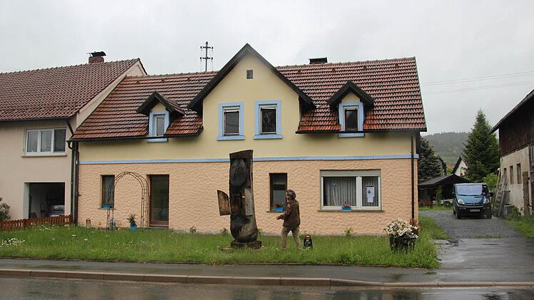 Die Hausfassade ist schon fertig saniert.  Foto: van
