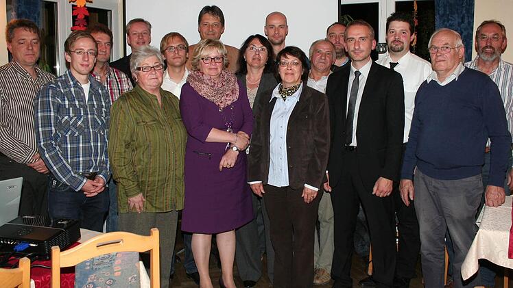 Mit dieser Mannschaft bewirbt sich die CSU Höchstadt um Sitze im Stadtparlament. Einige Kandidaten konnten nicht zur Nominierung kommen.