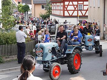 Rund 5000 Menschen bestaunten vor zwei Jahren die alten Eicher-Traktoren, die im Festzug durch den Ort fuhren.  Foto: Reinhard Löwisch