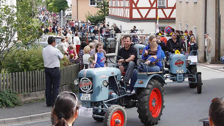 Rund 5000 Menschen bestaunten vor zwei Jahren die alten Eicher-Traktoren, die im Festzug durch den Ort fuhren.  Foto: Reinhard Löwisch
