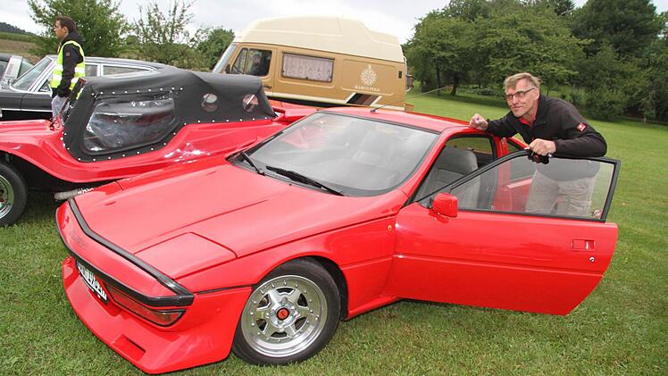 Der Talbot Matra Murena hat nur drei Sitze und ist flach wie eine Flunder: Wilfried Weber aus Mainleus hat sich mit 28 Jahren das feuerrote Gefährt gekauft. Foto: Sonja Adam