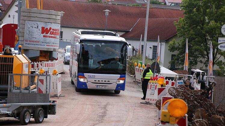 Für jeden Bus, der durch die Baustelle fährt, öffnet ein Mitarbeiter eines Sicherheitsdienstes eigens die Absperrung. Fünf Mal am Tag.