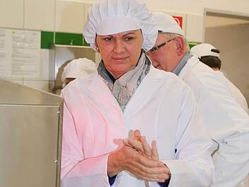 Nur keine Berührungsängste: Ilse Aigner im Hauptwerk der Bäckerei Fuchs in der Rodezstraße Fotos: RiegerPress