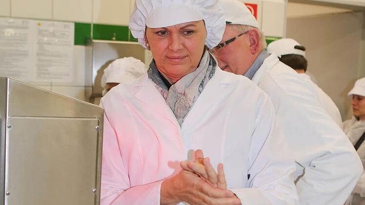 Nur keine Berührungsängste: Ilse Aigner im Hauptwerk der Bäckerei Fuchs in der Rodezstraße Fotos: RiegerPress