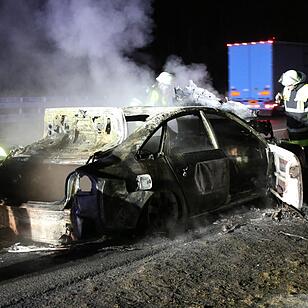 Pkw geht auf der A9 in Flammen auf
