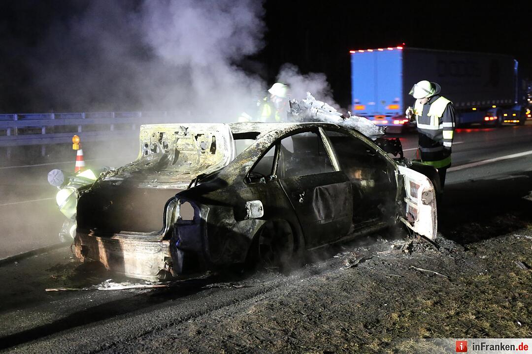 Pkw geht auf der A9 in Flammen auf