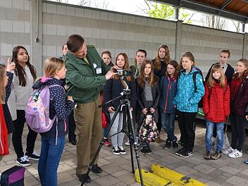 Geschwindigkeitsmessung per Laserpistole - auch für die jungen Damen schon von Interesse, wie die Frage, "kann man damit auch Radfahrer messen?" zeigt. Einige machen auch schon ihren Mofa-Führerschein. Foto: Peter Rauch