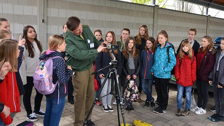 Geschwindigkeitsmessung per Laserpistole - auch für die jungen Damen schon von Interesse, wie die Frage, "kann man damit auch Radfahrer messen?" zeigt. Einige machen auch schon ihren Mofa-Führerschein. Foto: Peter Rauch