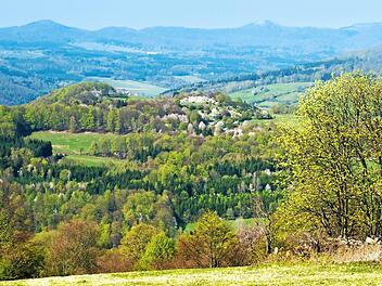 Gegen den geplanten Nationalpark formiert sich auch am Fuße des Kreuzbergs Widerstand.  Foto: Jürgen Hüfner