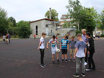 Noch kicken die Schüler der Spix-Mittelschule auf dem alten Hartplatz. Sie freuen sich aber schon auf den neuen Kunstrasen-Platz, der in ihrem Pausenhof entsteht. Hier auf dem Hartplatz will  die Stadt bezahlbaren Wohnraum schaffen.  Foto: Andreas Dorsch