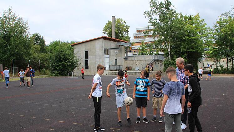 Noch kicken die Schüler der Spix-Mittelschule auf dem alten Hartplatz. Sie freuen sich aber schon auf den neuen Kunstrasen-Platz, der in ihrem Pausenhof entsteht. Hier auf dem Hartplatz will  die Stadt bezahlbaren Wohnraum schaffen.  Foto: Andreas Dorsch