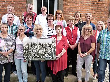 Vor 50 Jahren wurden diese Frauen und Männer in Neuenmarkt eingeschult. Foto: Werner Reißaus