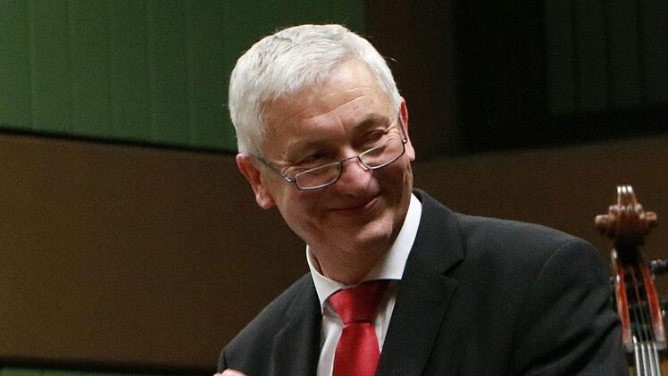 Norbert Luche leitet das Neujahrskonzert 2019 des Musizierkreises Neustadt. Solisten in der Mehrzweckhalle Heubischer Straße werden die Sopranistin Joanna Stark und der Tenor Sascha Mai sein.Foto: Archiv/Jochen BErger