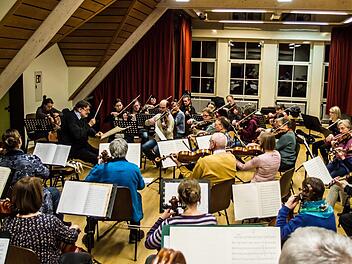 Mit dem Orchester der Musikfreunde Neustadt und der Solistin Hanna Pyrozhkova probt Hans Stähli das Cellokonzert von Jacques Offenbach.Foto: Jochen Berger