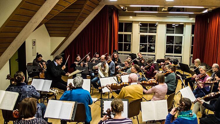 Mit dem Orchester der Musikfreunde Neustadt und der Solistin Hanna Pyrozhkova probt Hans Stähli das Cellokonzert von Jacques Offenbach.Foto: Jochen Berger