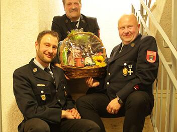 Trio mit Grund zum Feiern. Geehrt wurden: Vorsitzender Detlef Habermann (oben, 40 Jahre), 2. Vorsitzender Uwe Hildebrand (r., 25 Jahre) sowie Thomas Wagner (l., 25 Jahre). Foto: Markus Häggberg