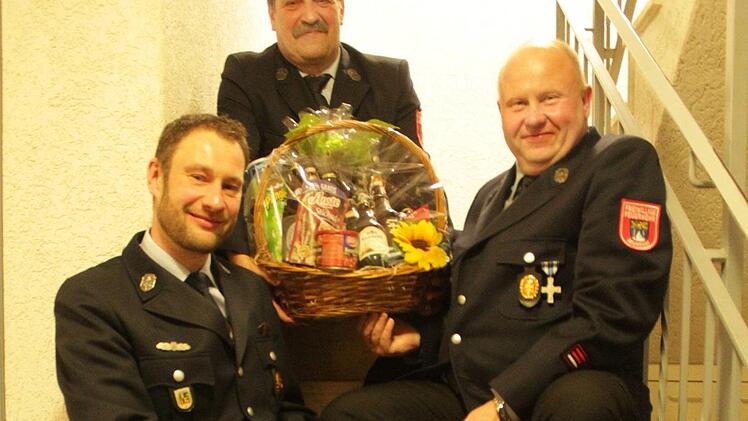 Trio mit Grund zum Feiern. Geehrt wurden: Vorsitzender Detlef Habermann (oben, 40 Jahre), 2. Vorsitzender Uwe Hildebrand (r., 25 Jahre) sowie Thomas Wagner (l., 25 Jahre). Foto: Markus Häggberg
