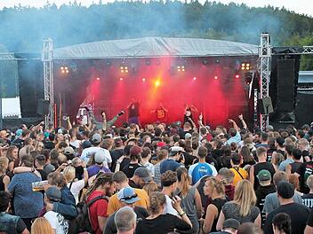 Heiß her geht es auf der Festivalbühne am Sportplatz. Foto: p
