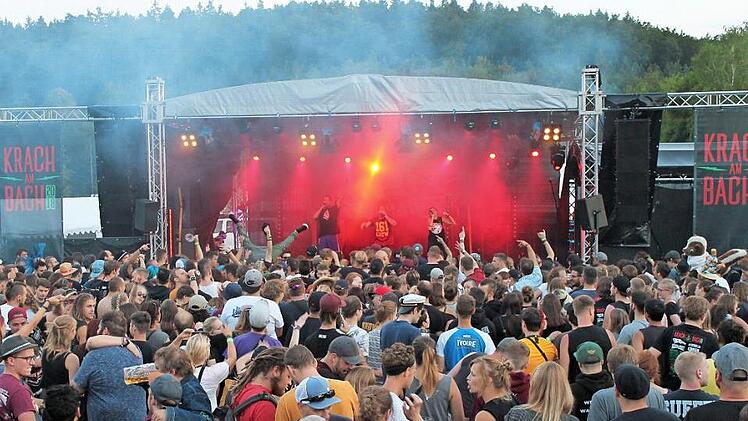 Heiß her geht es auf der Festivalbühne am Sportplatz. Foto: p